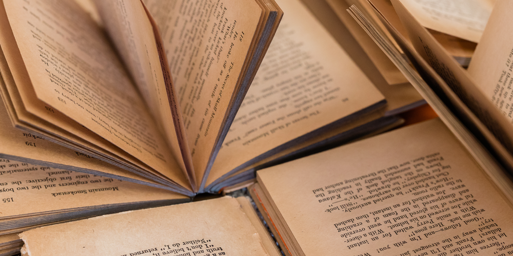 livres éparpillés